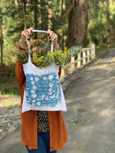 Load image into Gallery viewer, Cyanotype tote bag kit, print your own cotton market bag