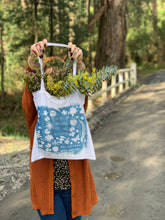 Load image into Gallery viewer, Cyanotype tote bag kit, print your own cotton market bag
