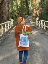 Load image into Gallery viewer, Cyanotype tote bag kit, print your own cotton market bag
